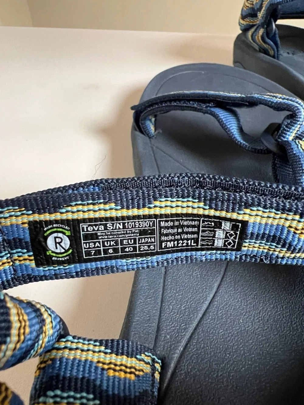 Teva Hurricane XLT2 Sandals Blue Yellow Light Blue Patterned Youth US 7 / EU 40